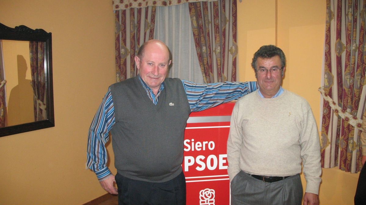 En la imagen, a la izquierda, José Luis Fernández en un acto de homenaje celebrado en Siero en 2005, junto a Urbano Fernández