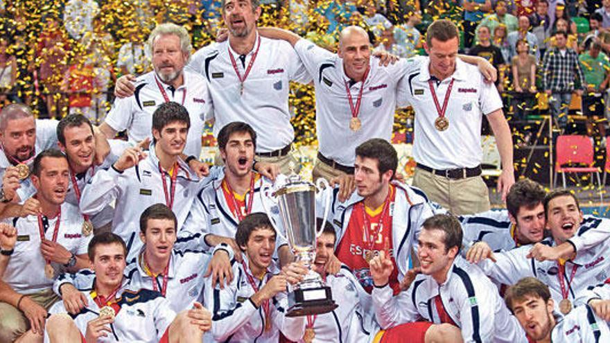 Los jugadores de la selección española celebran su triunfo en el Europeo Sub 20 mostrando el trofeo del torneo conquistado.