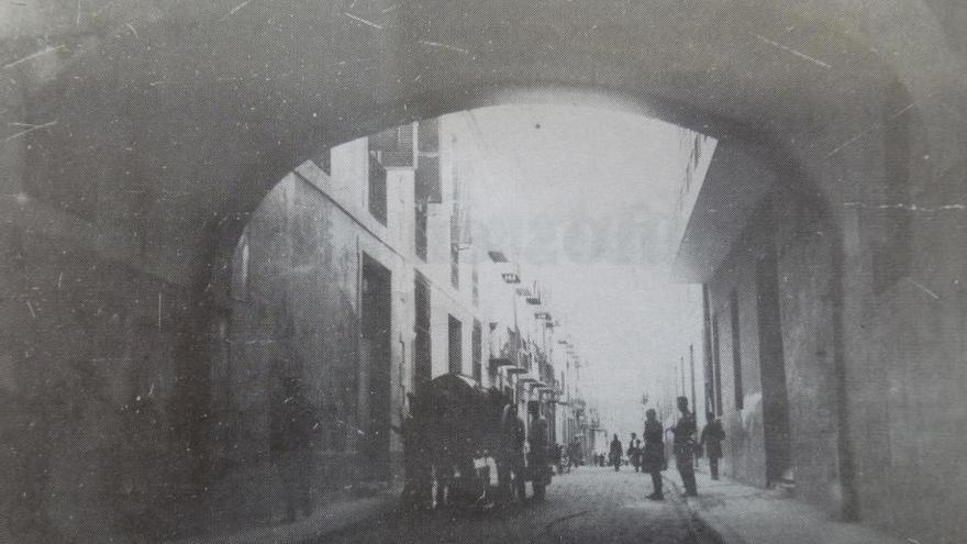 El Arco de la Caridad, al fondo la calle San Vicente