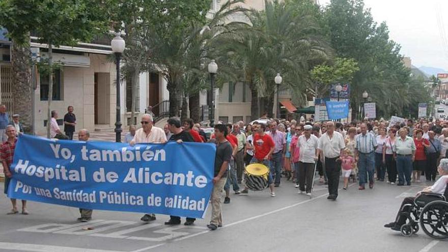 Los manifestantes a su paso por la Avenida de la Constitución.