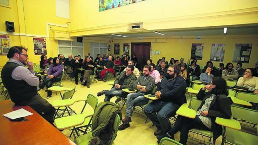 Un instante de la reunión celebrada anoche en el salón de actos del IES Laxeiro.  // Bernabé/Gutier