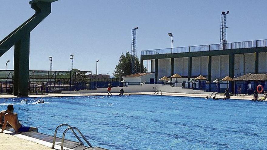 La piscina de verano abrirá el día 13 y la climatizada no cerrará