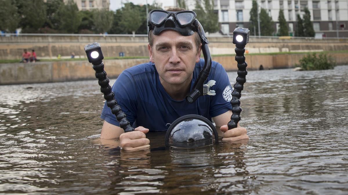 Perpiñán, con su equipo de filmación en el río Besòs.