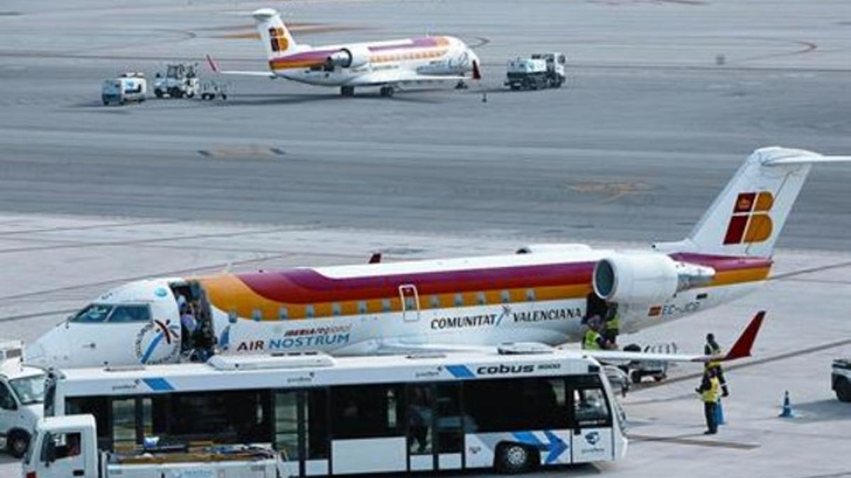 Un avión camino del despegue y otro recién llegado, ayer en El Prat.