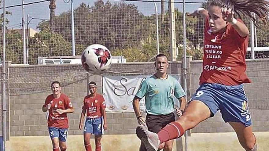 La goleadora RocÃ­o GarcÃ­a controla un balÃ³n.