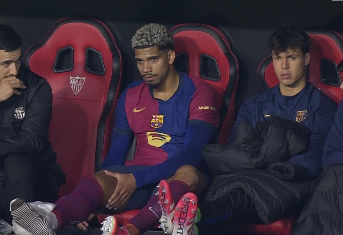 Araujo, en el banquillo tras su lesión