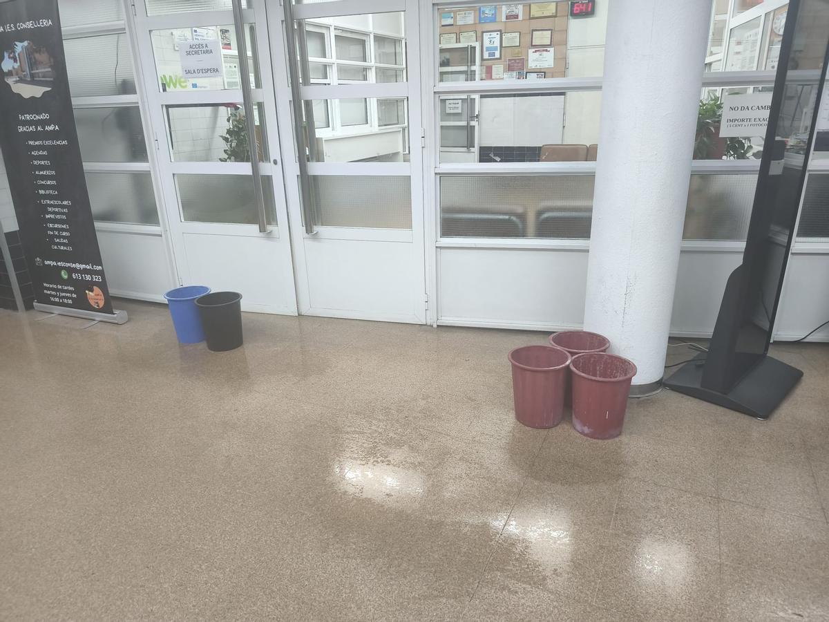Estado del IES Conselleria con goteras cuando llueve
