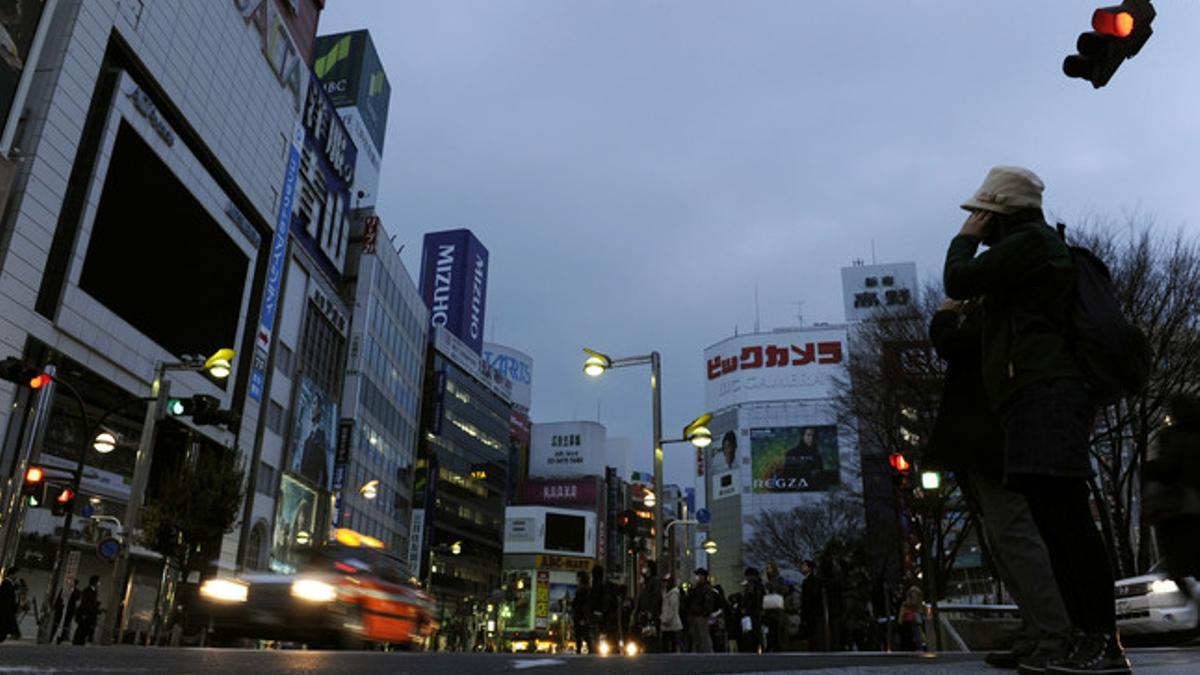 Uno de los principales cruces de Tokio, cerca de la estación de Shinjuku, con apenas iluminación, el martes.