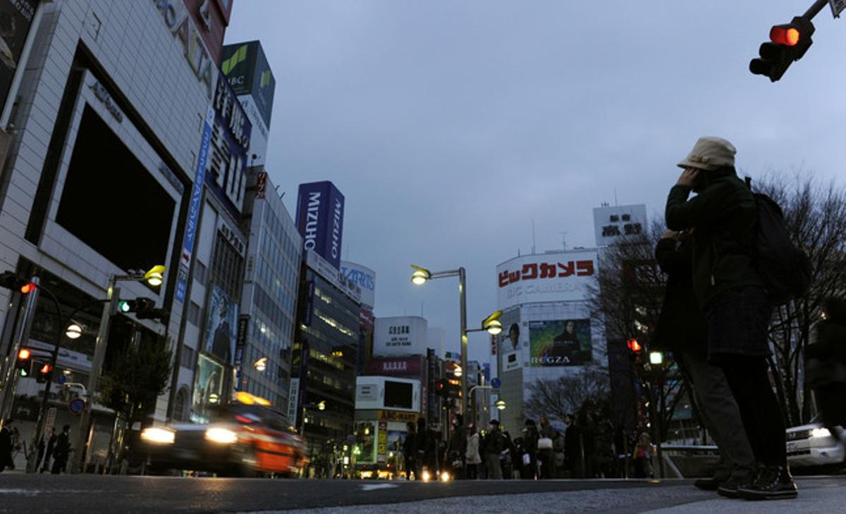 Una de les principals cruïlles de Tòquio, a prop de l’estació de Shinjuku, gairebé sense il·luminació, dimarts. Una de les principals cruïlles de Tòquio, a prop de l’estació de Shinjuku, gairebé sense il·luminació, dimarts.