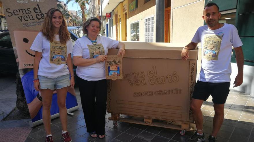 La concejala Patricia Folgueras con dos educadores de la campaña de reciclaje de cartón