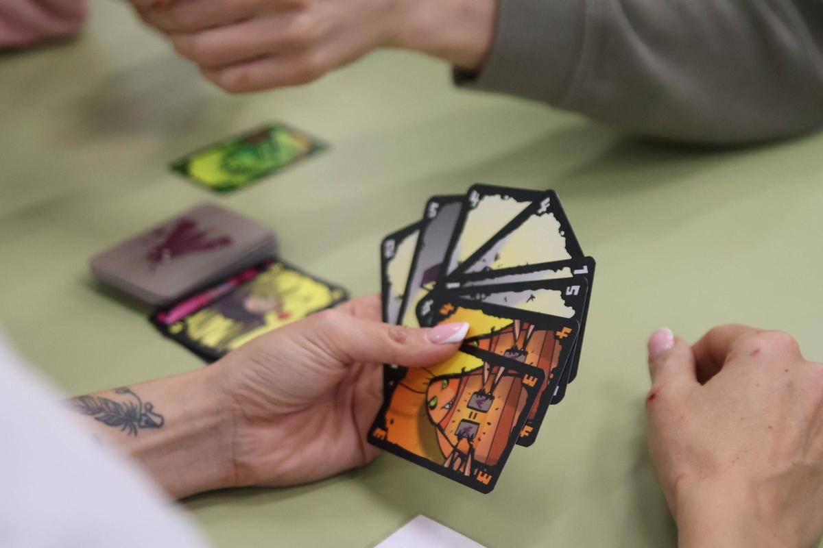 Una profesora participa en el juego.