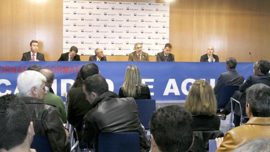 El concejal de Medio Ambiente en Zamora, Feliciano Fernández (centro), inaugura las jornadas de calidad del agua.