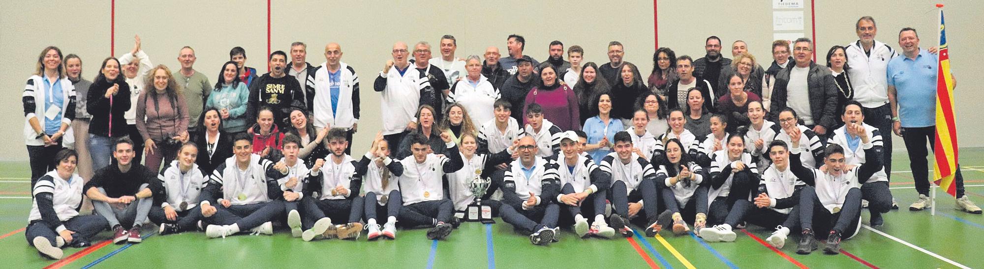 Foto de família amb jugadors, seleccionadors i acompanyants en la cita de Franeker