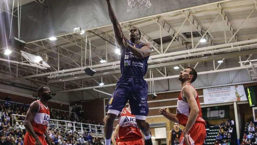 Mouhamed Barro trata de encestar en el partido ante el Manresa.