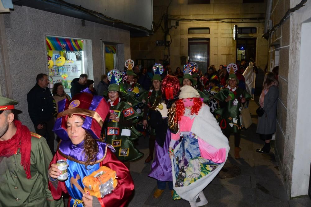 Participantes en el desfile del Momo en Cangas.