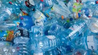 Ten mucho cuidado: jamás bebas agua de una botella de plástico en este estado