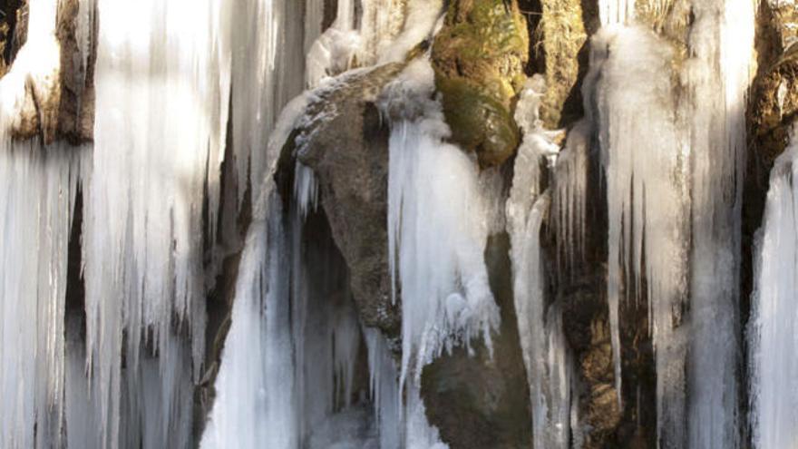 Carámbanos de grandes dimensiones en el nacimiento del río Cuervo, en plena Serranía de Cuenca.