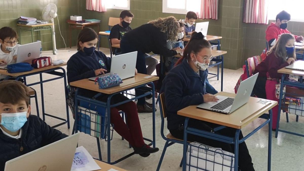 Alumnos del CPR Ana de Charpentier trabajan con sus ordenadores en un taller de informática.