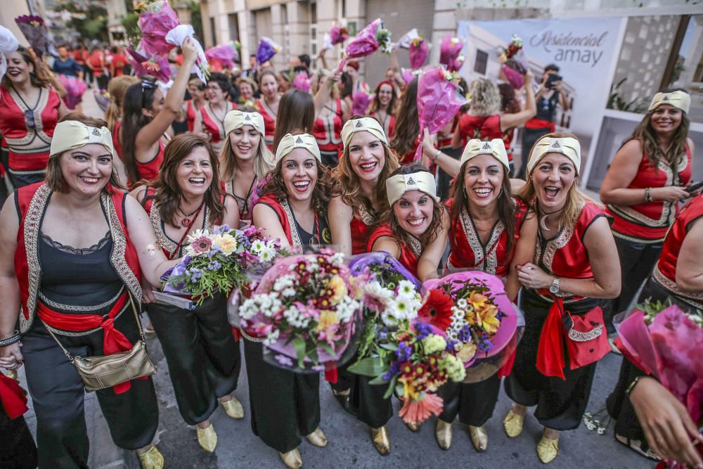 Desfile de abanderadas, ofrenda floral y procesión