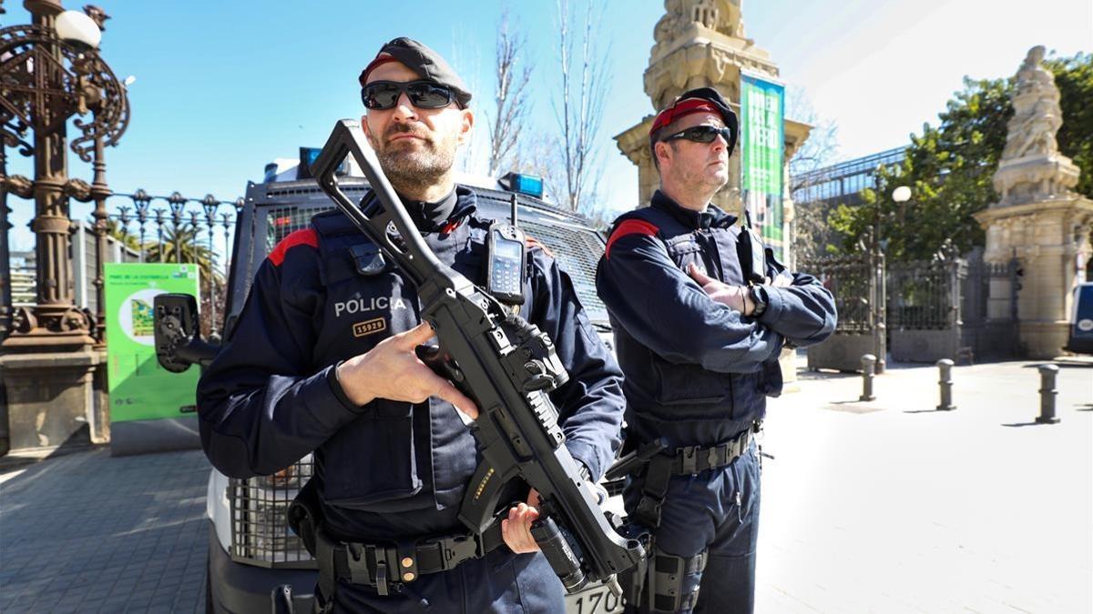 Agentes de los Mossos vigilan el Parc de la Ciutadella ante el Pleno de Investidura de esta tarde.