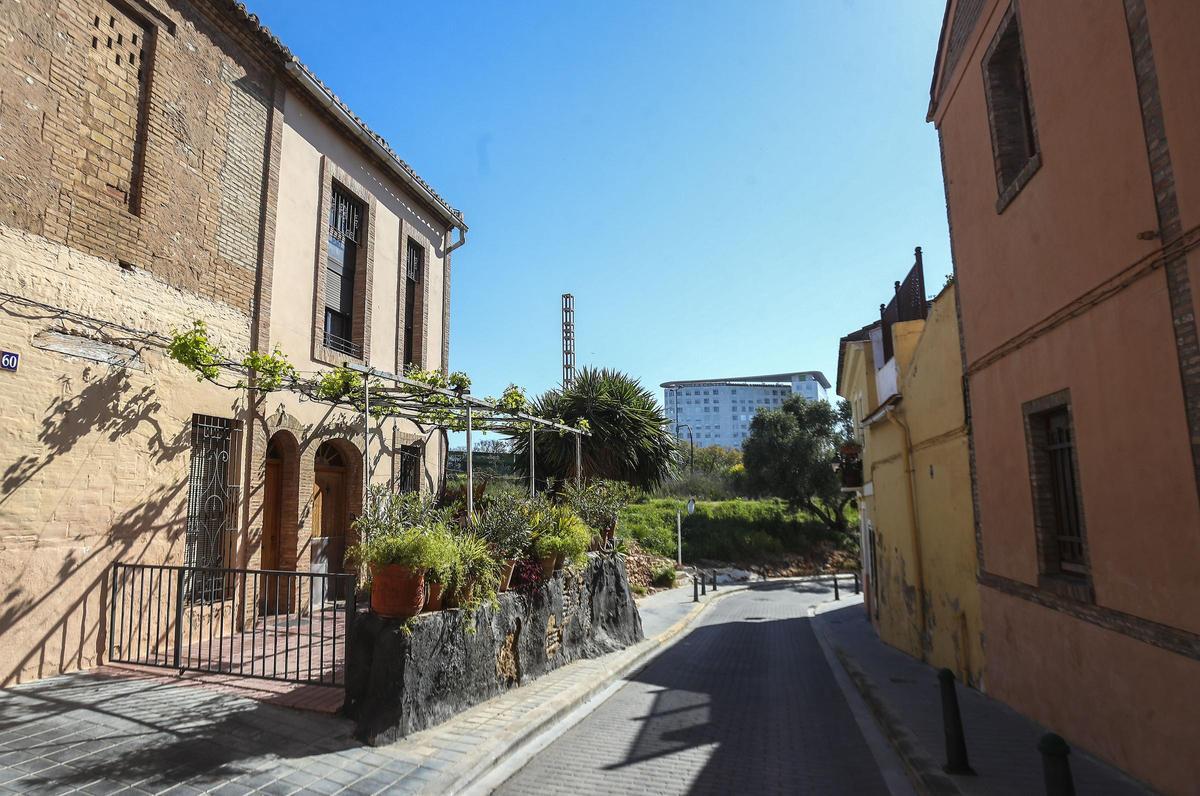 Beniferri con el edificio Sorolla Center al fondo