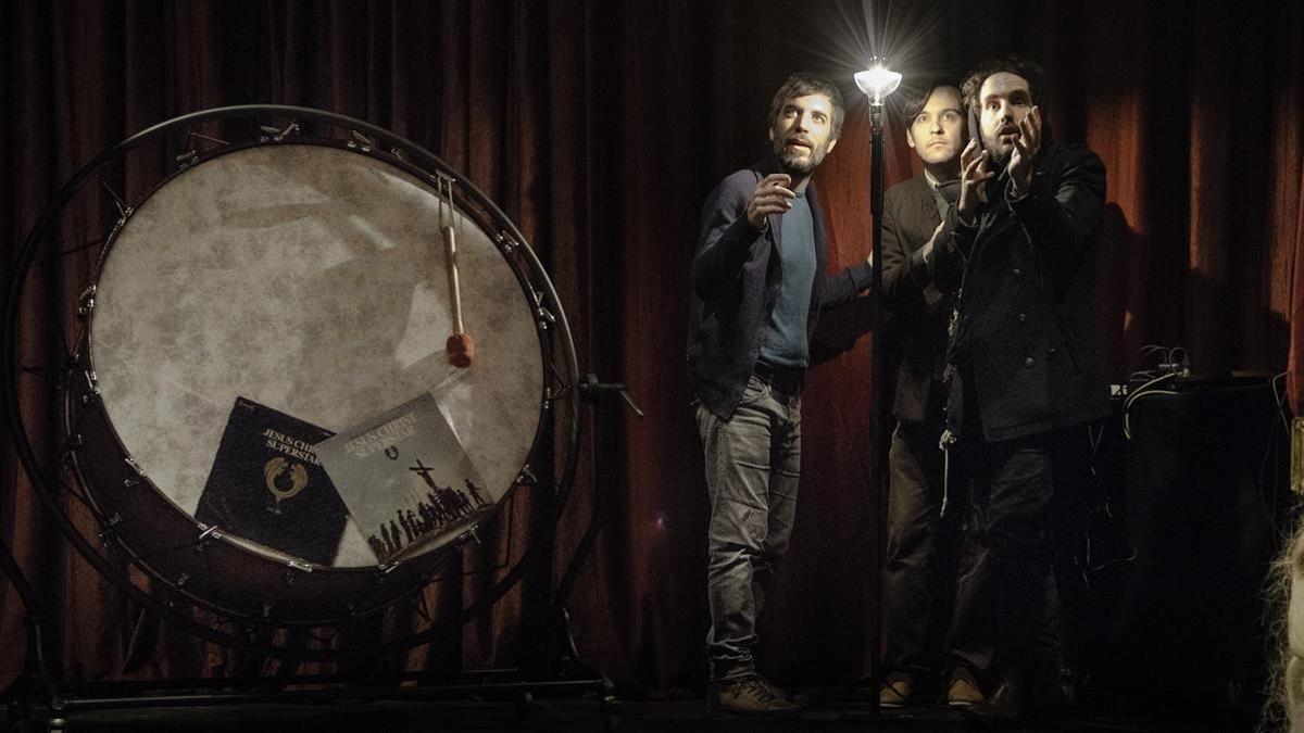 El dramaturgo y director Jordi Oriol junto a dos de los integrantes de la banda de música Seward, en l'Auditori