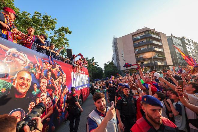 ¡De locos! Las mejores imágenes de una ciudad entregada al Barça