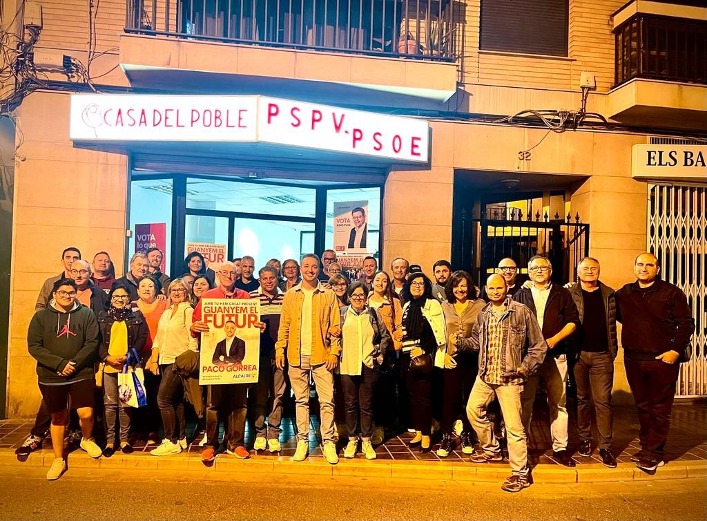 Noche de cuelga de carteles electorales en Camp de Túria