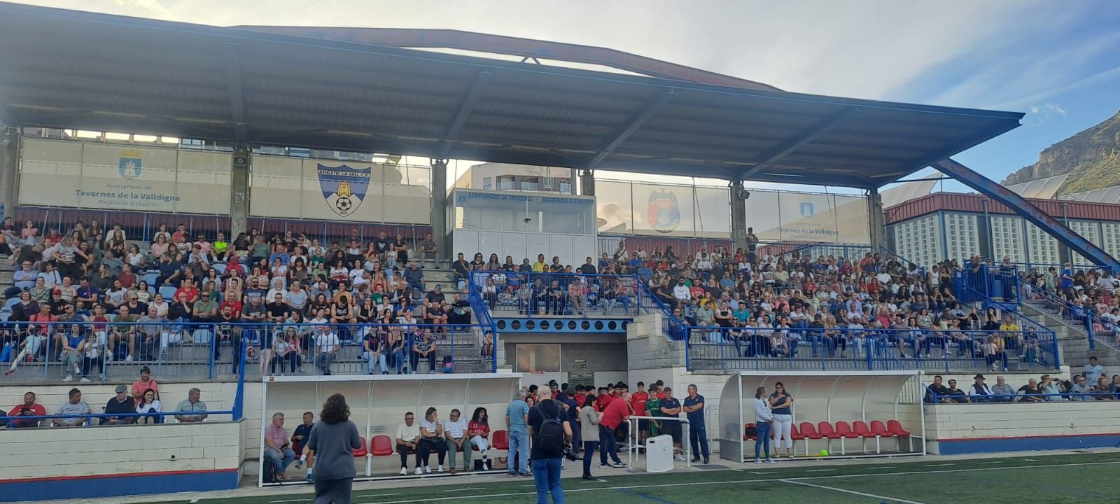 La "familia" de la UE Tavernes 2025-2026 se presenta en sociedad