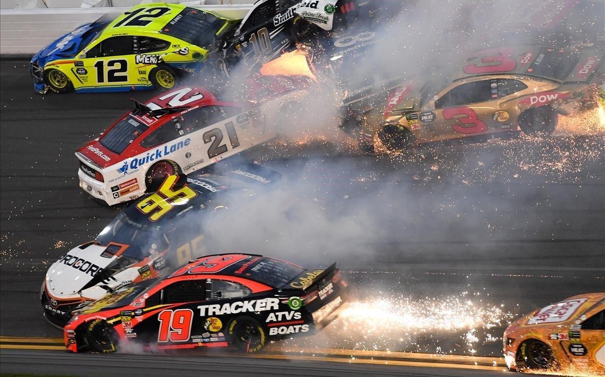 En Daytona Beach, Florida, Estados Unidos, los pilotos de la Nascar Cup Ryan Blaney (12), Aric Almirola (10), Paul Menard (21), David Ragan (38), Austin Dillon (3), Daniel Suarez (41), Matt Dibenedetto (95), Tyler Reddick (31) y Ryan Newman (6) colisionan durante la ’Daytona 500’ en Daytona International Speedway