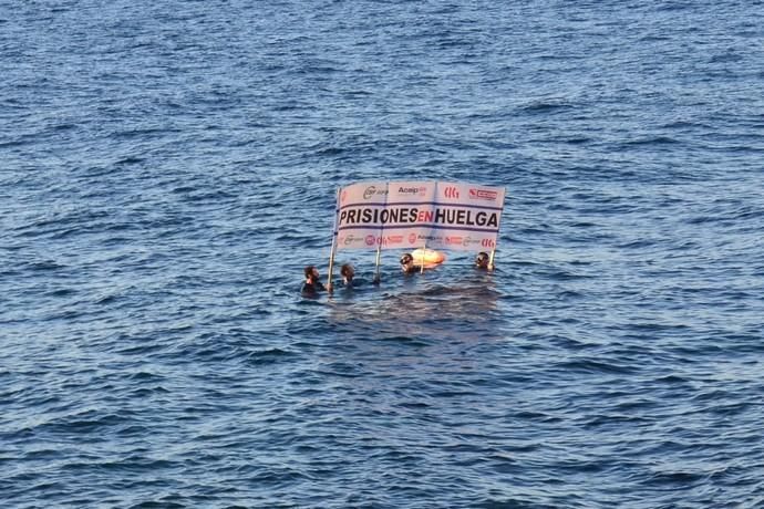 Funcionarios de la cárcel de Tahíche protestan desde el mar frente a La Mareta