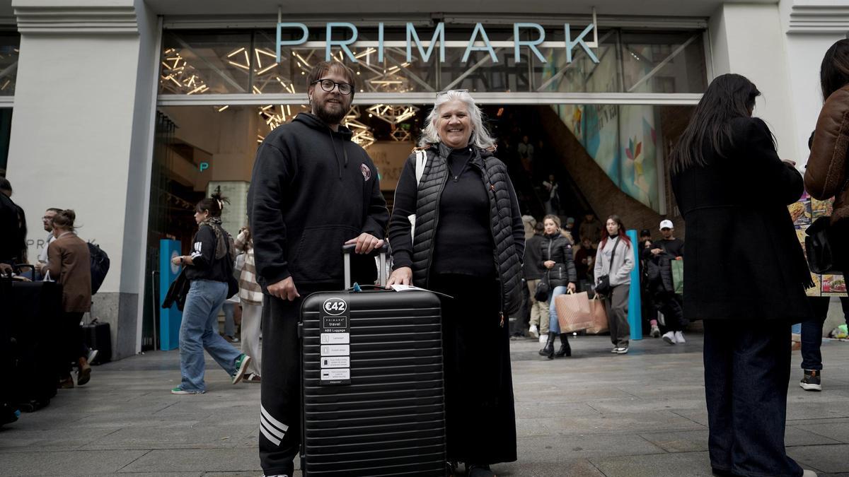 Dos turistas uruguayos tras comprar una maleta en el Primark de Gran Vía para meter todas sus compras de ropa.