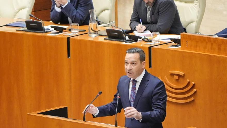 Reducir diputados, ley LGTBI y Cruz de los Caídos de Cáceres: Todas las medidas que exige Vox para investir a María Guardiola