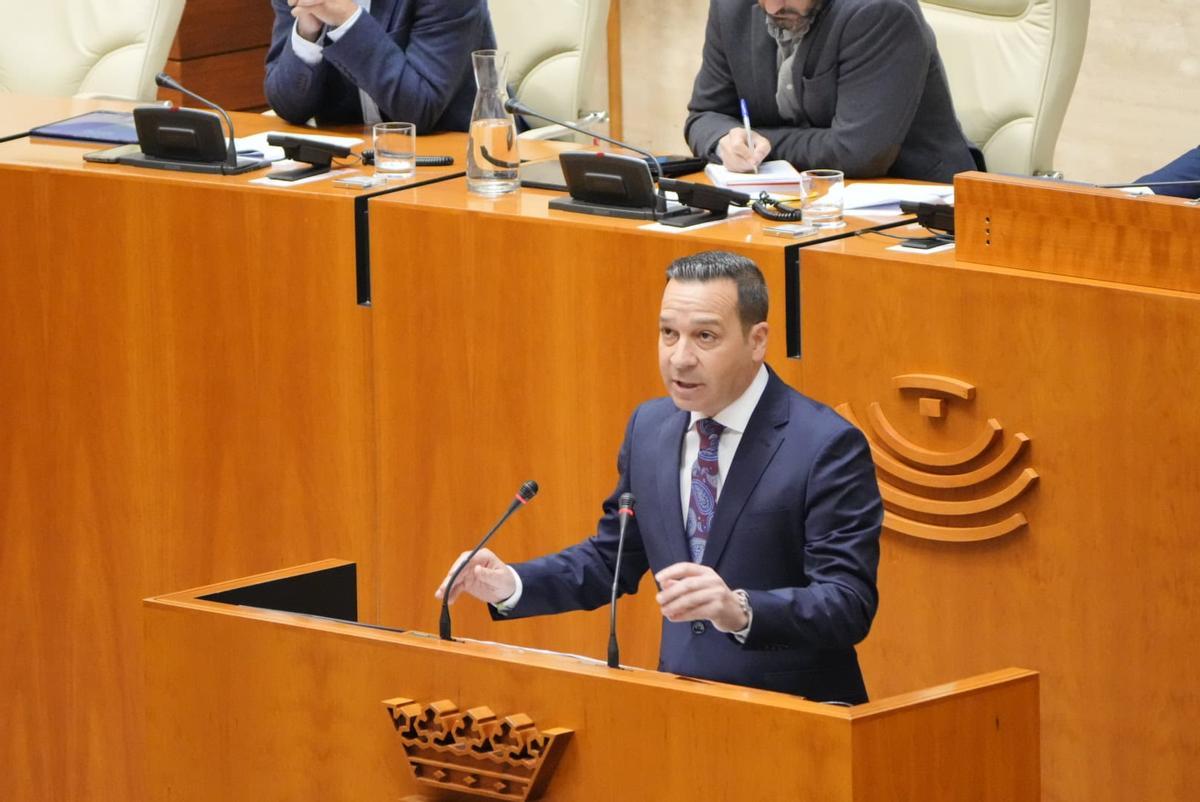 Menos diputados, ley LGTBI y la Cruz de los Caídos de Cáceres: Todas las medidas que exige Vox para investir a María Guardiola