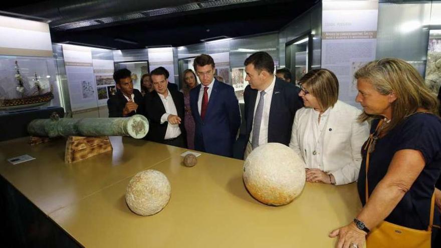 Vicente Caramés, arqueólogo, Caballero, Muñoz, Feijóo, Fernández, Quintana y Pedrosa, ayer, en el Museo.