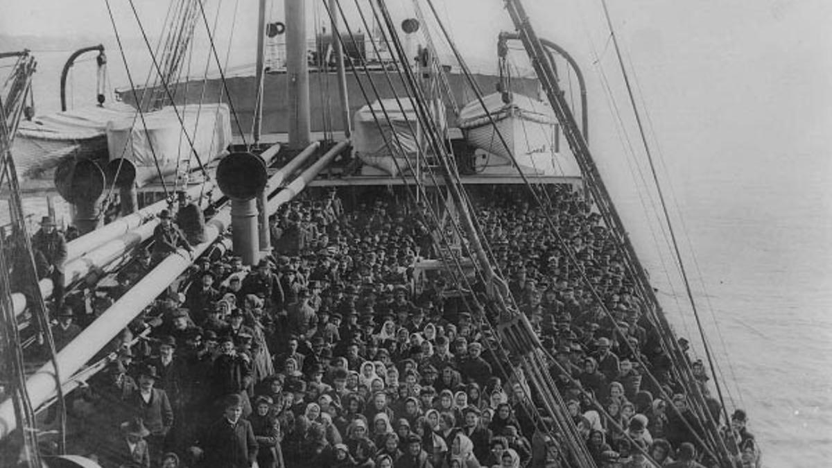 Cubierta de un barco a América con los pasajeros de tercera clase.