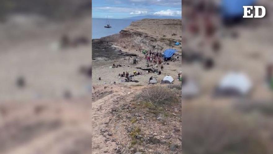 About thirty young people celebrate a party and camp in La Caleta de Adeje