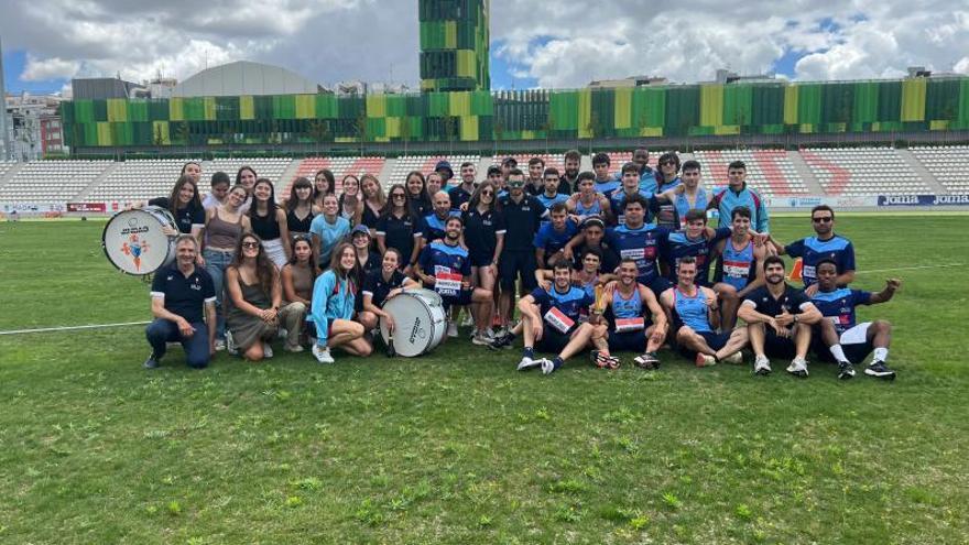 Equipo masculino del Celta Atletismo en el tercer cajón del podio en el estadio de Vallehermoso. |  // M. M.