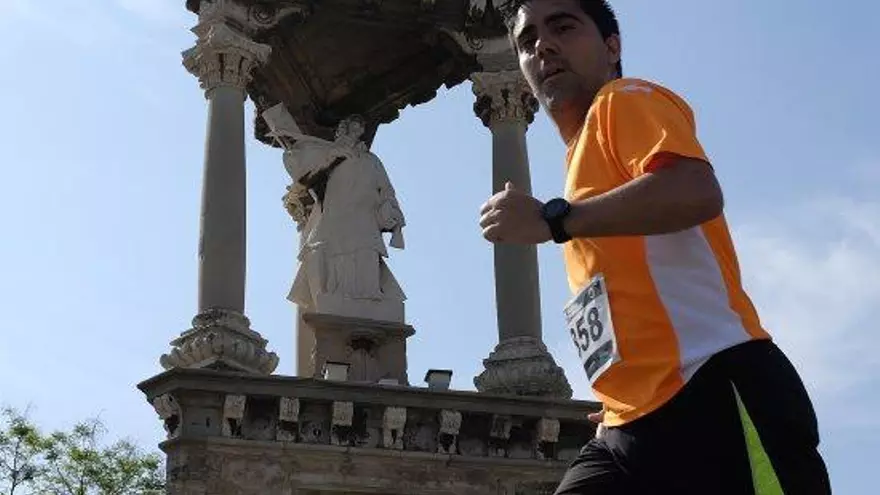 Marea de corredores por las calles de Valencia