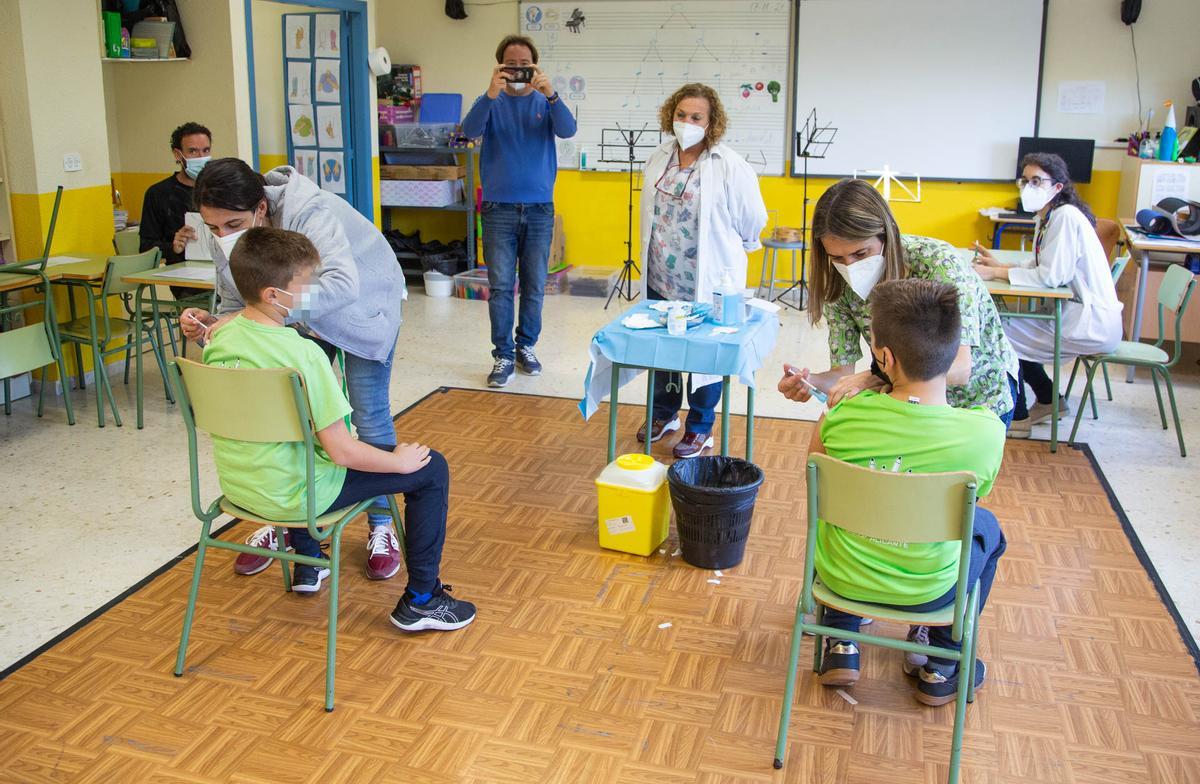 Arranca la vacunación de los niños de nueve a once años en colegios de Alicante