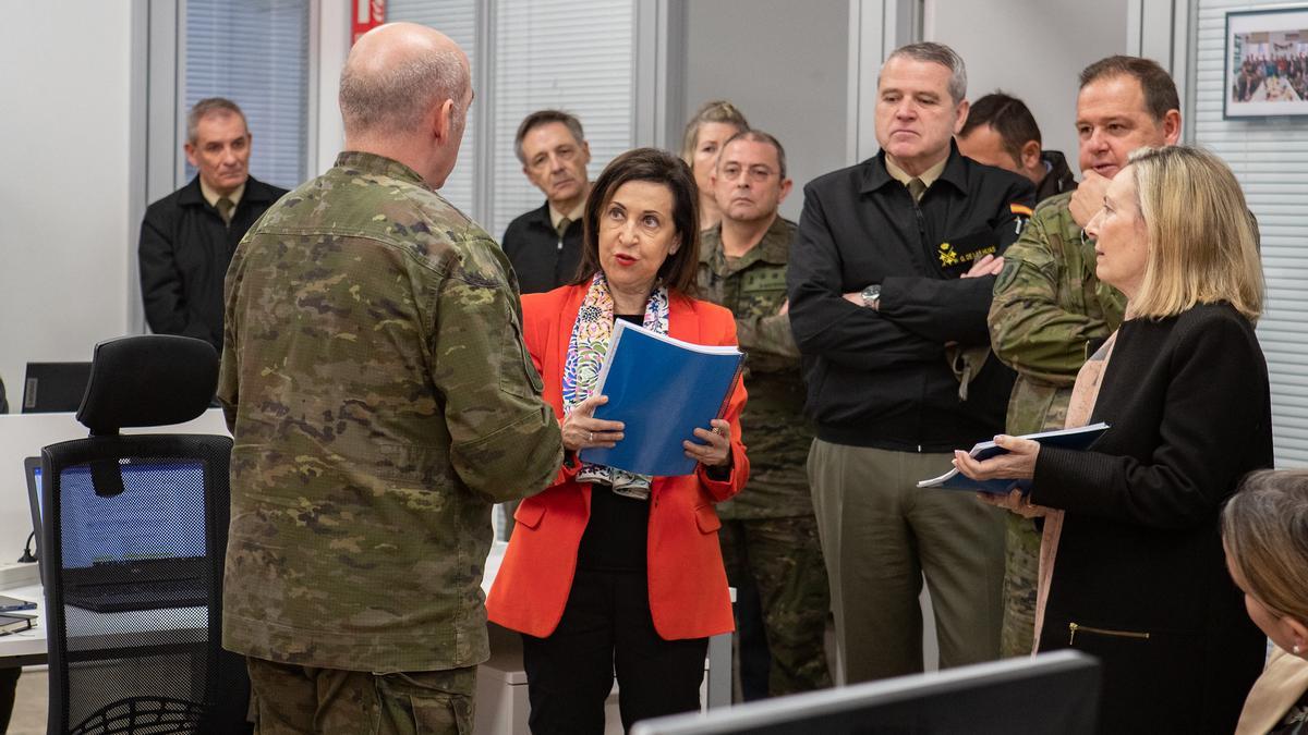 La ministra de Defensa, Margarita Robles, este martes, en su visita a la oficina de apoyo a la base logística del Ejército de Tierra en Córdoba.