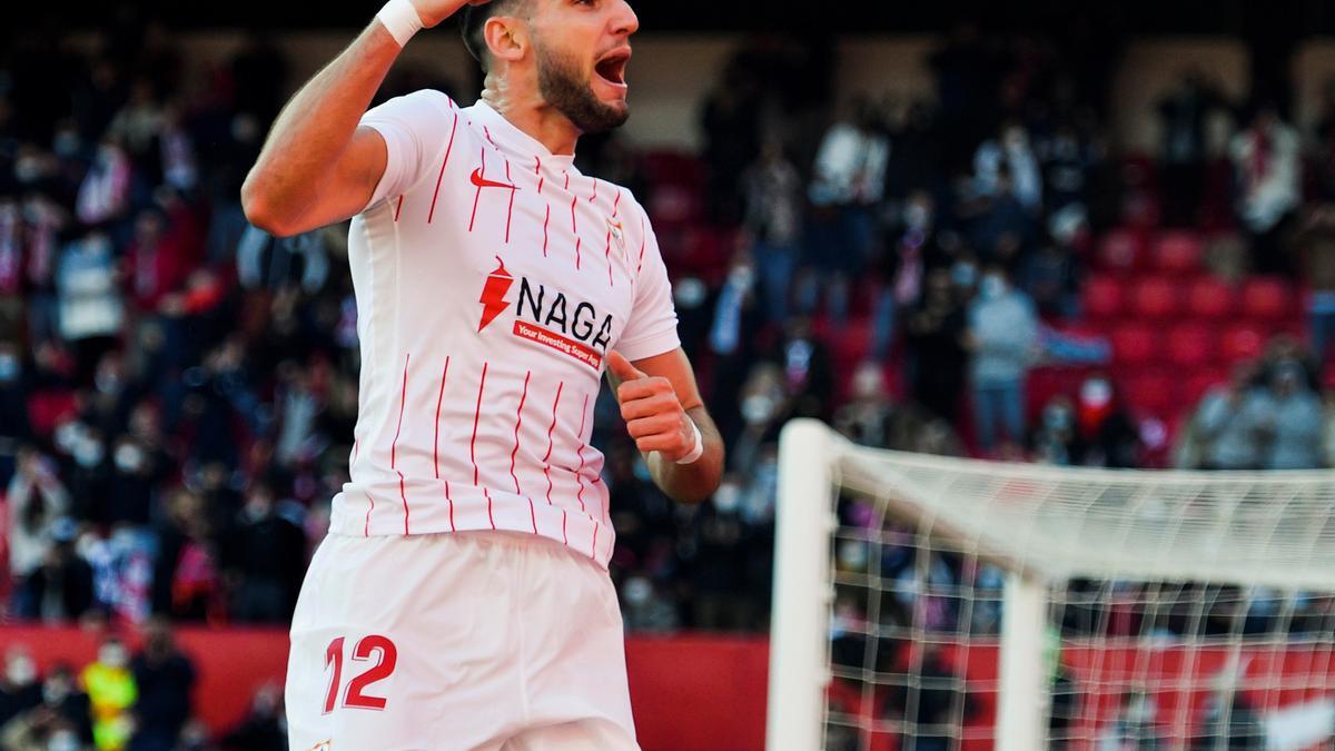 Rafa Mir celebrando el gol.