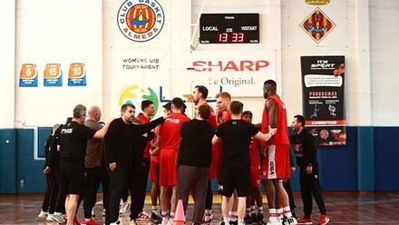 El Olympiacos entrenó en la pista del Basket Almeda, en Hospitalet