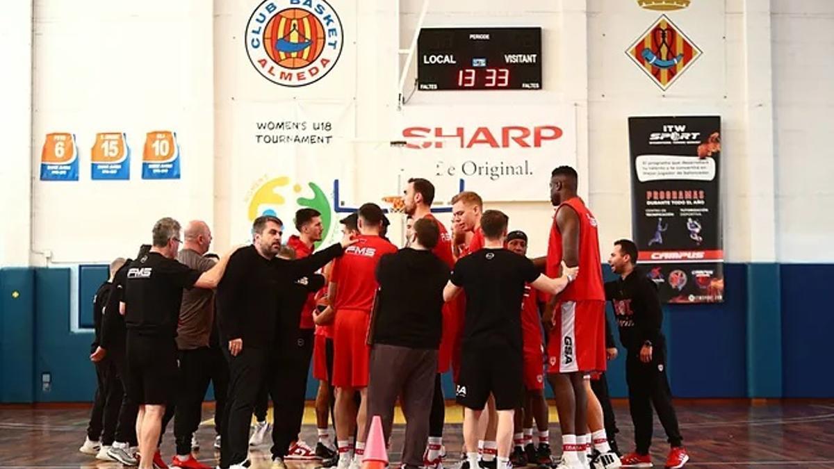 El Olympiacos entrenó en la pista del Basket Almeda, en Hospitalet