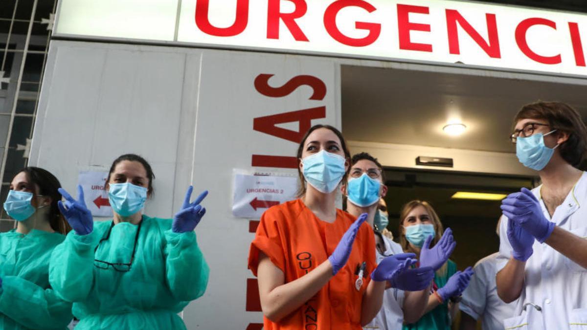 Sanitarios aplauden en la puerta de un centro hospitalario