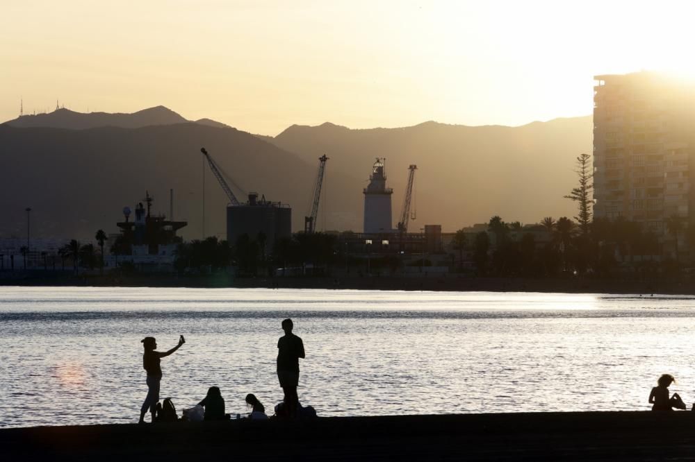 Atardecer en las playas de Málaga en noviembre.