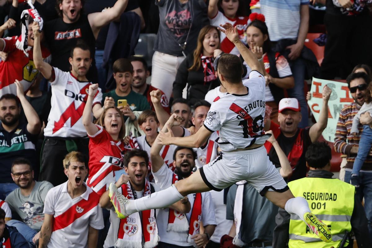 The Rayo midfielder Jorge de Frutos celebrates after scoring the first goal of the team during the game of LaLiga Ea Sports, between Rayo Vallecano and Betis, at the Vallecas stadium in Madrid. EFE/ Sergio Pérez. (Ray) (Betis)