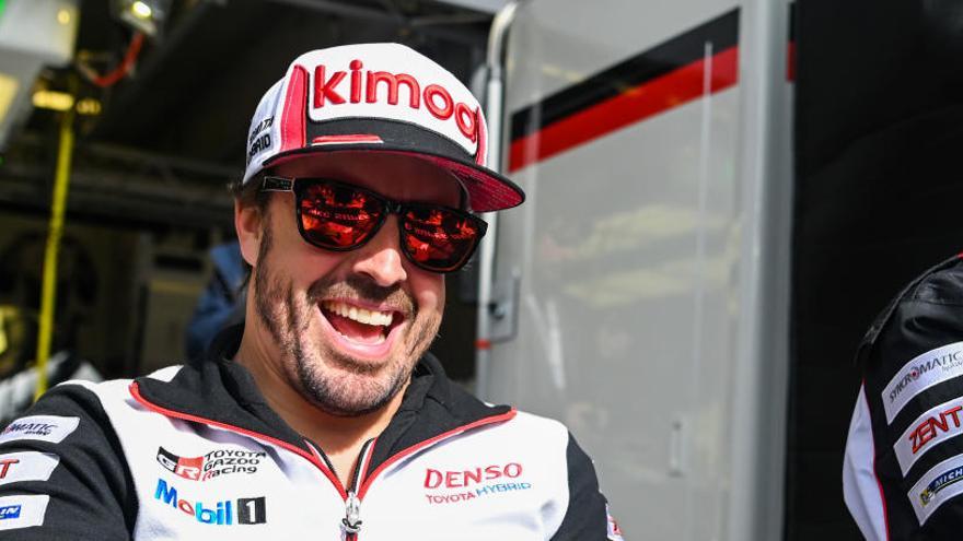 Fernando Alonso: &quot;¿Volver a la Fórmula 1 y a Ferrari? No contesto ante tantos micrófonos&quot;