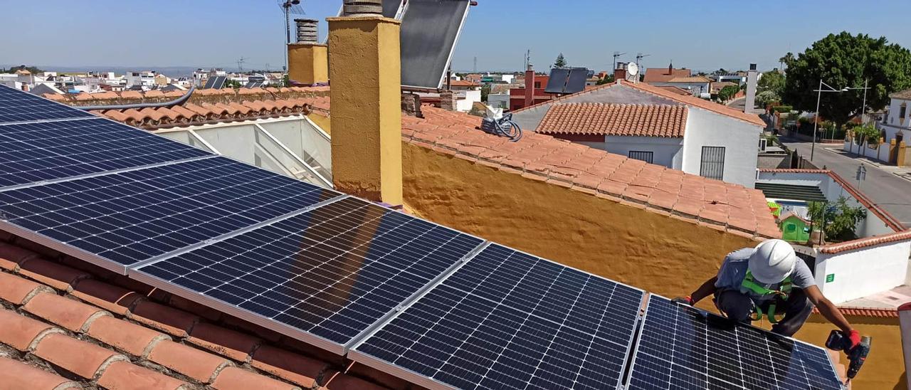 Instalación de un panel de placas fotovoltaicas en una vivienda de Córdoba.
