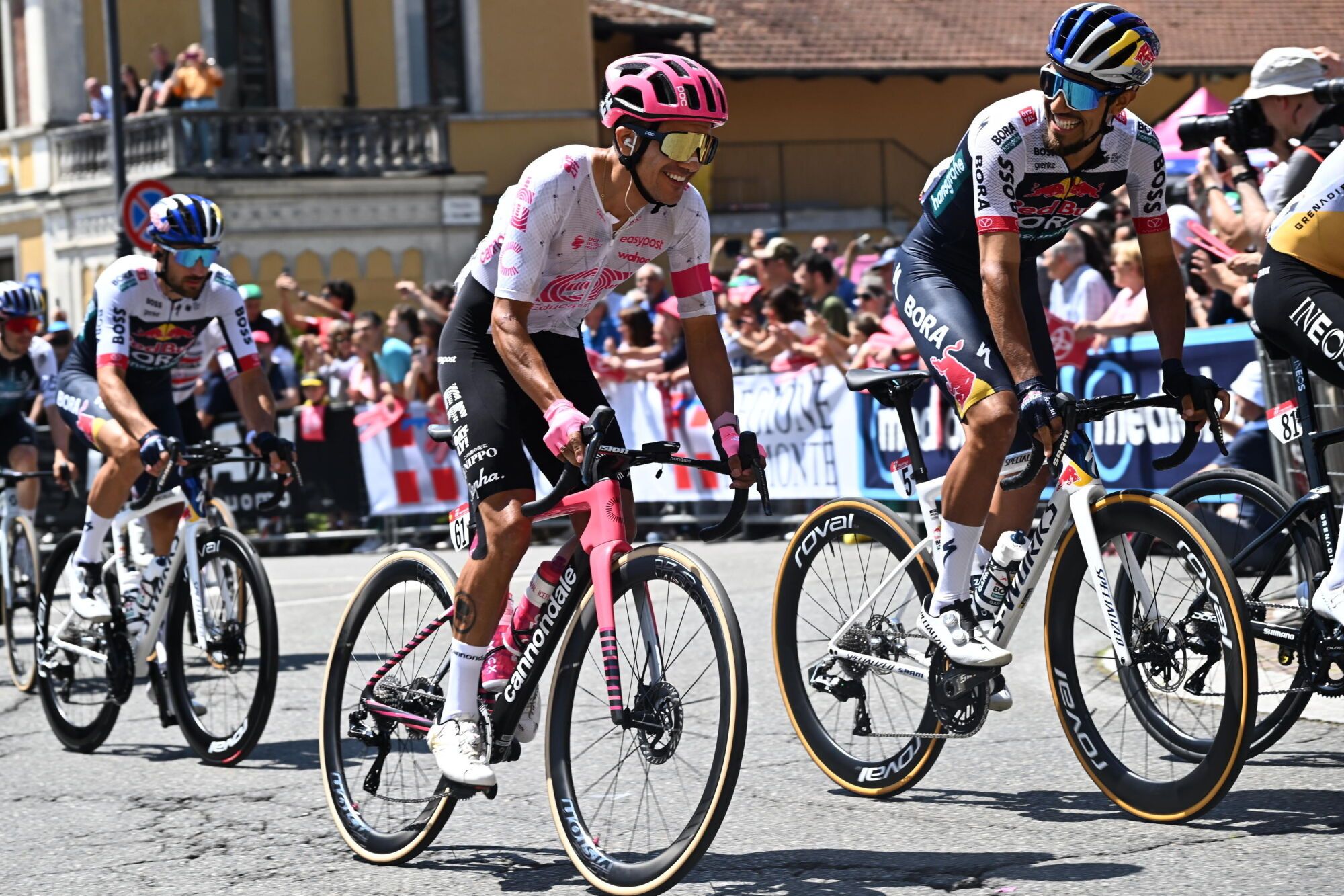 BIELLA (Italy), 30/05/2025.- Ecuadorian rider Richard Carapaz of Education -Easypost team after the start of 19th stage of the Giro d'Italia cycling race over 166 km from Biella to Champoluc, Italy, 30 May 2025. (Ciclismo, Italia) EFE/EPA/LUCA ZENNARO
